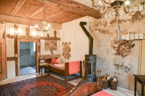 Gemütliches Schlafzimmer mit Ofen