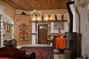 Historisches Ambiente und Ofen im Schlafzimmer