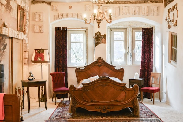 Herrschaftliches Bett in historischer Schlossatmosphäre