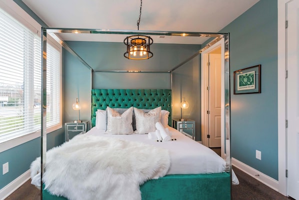 Unit 2: King en suite Bedroom with full en suite bathroom
