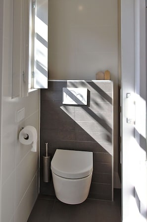 Siège De Toilette, Toilette, Luminaire Plomberie, Mur, Salle De Bains, Sol, Design Intérieur, Sol, Plomberie, Tuile