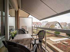 Wohnung, Balkon, Schatten, Markise, Blumentopf, Stuhl, Zimmerpflanze, Gartenmöbel, Daylighting, Outdoor Struktur