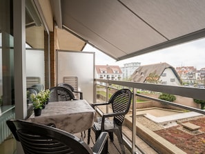 Wohnung, Balkon, Schatten, Markise, Blumentopf, Stuhl, Zimmerpflanze, Gartenmöbel, Daylighting, Outdoor Struktur
