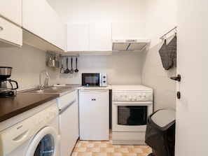 Küchengerät, Major Appliance, Küche, Flooring, Interior Design, Fussboden, Countertop, Holz, Haushaltsgerät, Zimmer