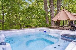 The large hot tub offers the perfect escape into tranquility - unwind while surrounded by nature and soak in the fresh spring air and blooming scenery.