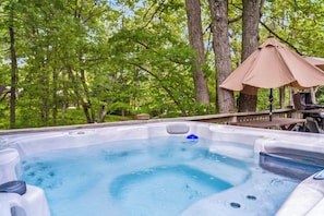 The large hot tub offers the perfect escape into tranquility - unwind while surrounded by nature and soak in the fresh spring air and blooming scenery.