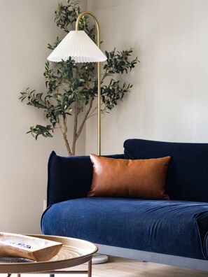 Picture yourself relaxing in this cozy living room, with plenty of space for you to stretch out and feel at home. Whether you’re catching up on your favorite shows or having a chat with friends, this room is all about comfort.