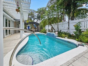 Side deck with pool