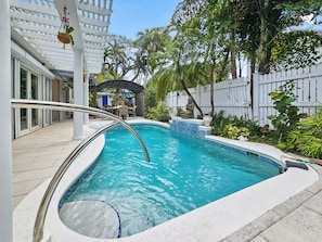 Side deck with pool