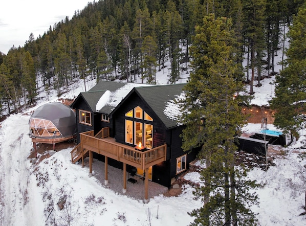 Geo Dome Movie Theater & Yoga Studio with Hot Tub, Game Room, Fire Table, Fireplace, Outdoor Dining, Grilling, 3 Bedrooms, Work Desk and more!