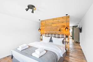 Boxspringbett für 2 Personen, abgeteilt vom restlichen Wohnbereich