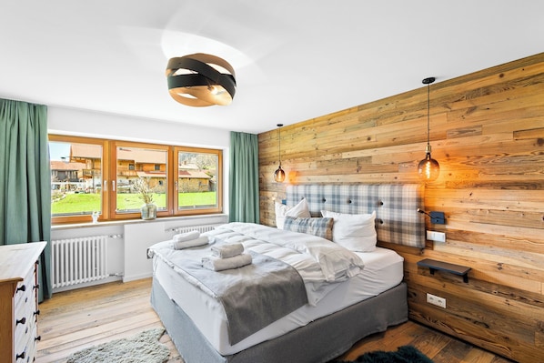 Separates Schlafzimmer im Chalet Stil mit Boxspringbett für 2 Personen