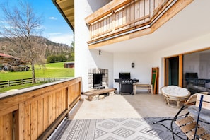 Großzügige Terrasse mit Gartenmöbel, Grill und Zubehör.