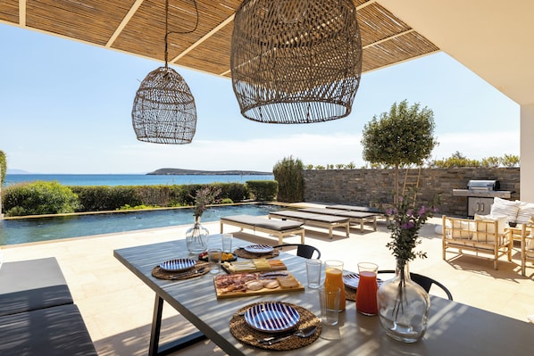 Outdoor dinning - Breakfast preparation