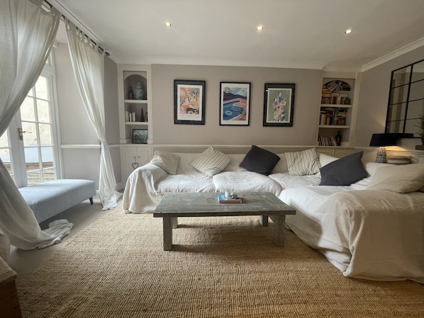 Living Room / Lounge