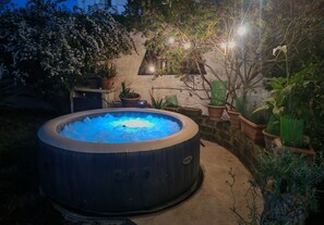 Outdoor spa tub