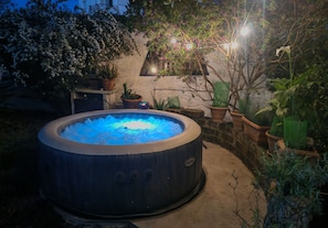 Outdoor spa tub