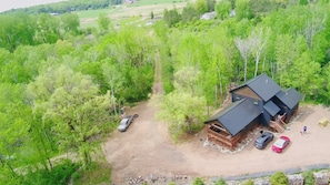 Treehouse in the bay: Sleeps 10, has a soaking tub and rain showers, lake access, an 8 person sauna, cold tub and Blackstone grill - right in the bay!