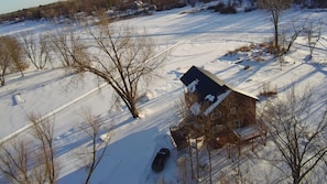 Treehouse on the Point: cozy, scenic and packed with amenities! Unwind in the hot tub with lake views, take a dip in the cold tub, and grill on the Blackstone - sleeps 6!
