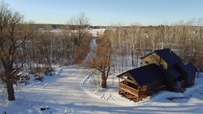 Treehouse in the bay: It sleeps 10, has a soaking tub and rain showers, lake access, an 8 person sauna, cold tub and Blackstone grill - right in the bay!
