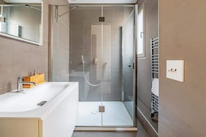 Shower + sink
