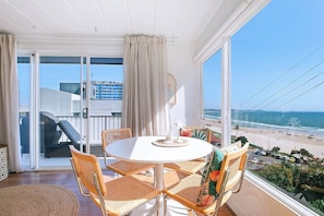 Gather around the round table for four, perfect for sunrise coffees, breezy lunches, or sunset dinners with uninterrupted ocean views.
