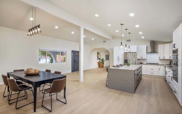 seating for 6, not including kitchen island/barstools