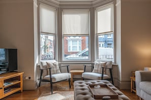 58 Belview Rd Living Room 6199