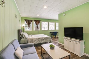 Studio | Queen Bed