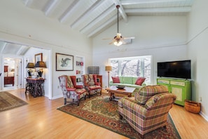 Living Room | Smart TV | Central Heating & A/C | Free WiFi