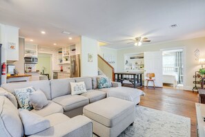Living Room | Free WiFi | Smart TV | 1st Floor