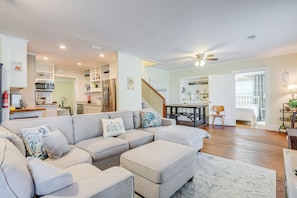 Living Room | Free WiFi | Smart TV | 1st Floor