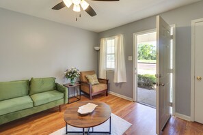 Living Room | Smart TV | Central A/C | Electric Heating