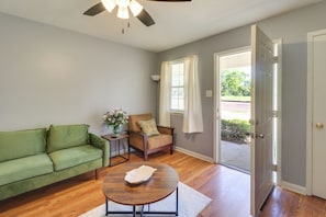 Living Room | Smart TV | Central A/C | Electric Heating