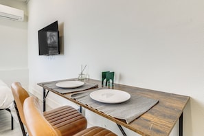 Dining Bar | Dishware/Flatware