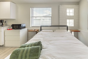 Studio | Queen Bed
