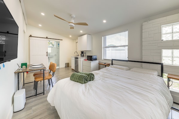 Studio | Queen Bed | Smart TV