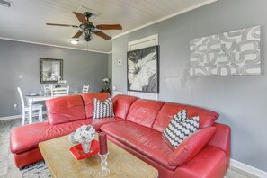 Living Room | Free WiFi | Flat-Screen TV | Central A/C