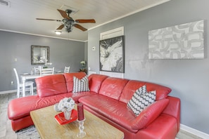 Living Room | Free WiFi | Flat-Screen TV | Central A/C