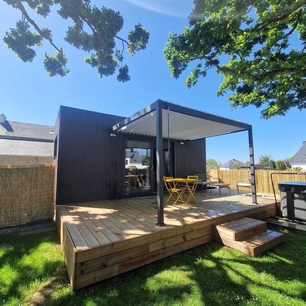 Côté Chêne Spa, avec sa terrasse et sa pergola bioclimatique