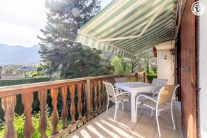 Balcon-terrasse pour déjeuner