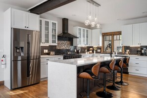 Chef's Kitchen With Island Seating for 4