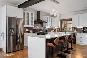 Chef's Kitchen With Island Seating for 4