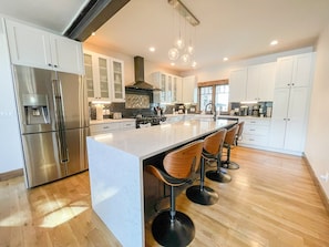 Chef's Kitchen With Island Seating for 4