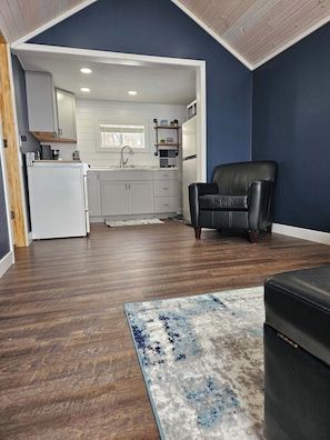 Open Living room looking into well equipped kitchen!