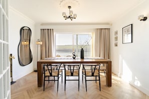 Dining room at Tide's Edge, Fistral, Cornwall, self catering with Beach Retreats.