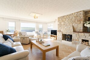 Living room at Tide's Edge, Fistral, Cornwall, self catering with Beach Retreats.