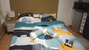 Lit double avec couette et oreillers anti acariens