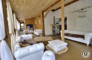 Grand Gîte "Le Riverside" à Beaujeu, dans le Beaujolais - Rhône : le grand salon avec poêle à granulés bois au rez-de-chaussée.