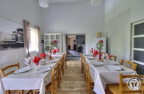 Grand Gîte "Le Riverside" à Beaujeu, dans le Beaujolais - Rhône : la salle à manger (rez-de-chaussée).